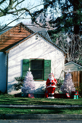 Christmas Tree, Santa Claus, lawn, front yard, sled, home, house, building