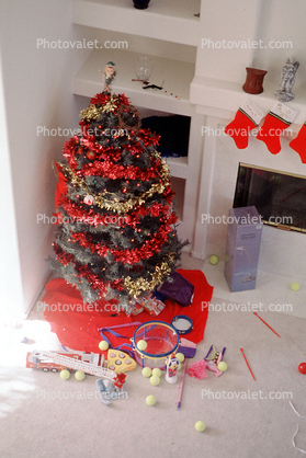 Christmas Tree, Home, House, Building, Residence, Residential, Christmas Tree decorated, decorations, presents