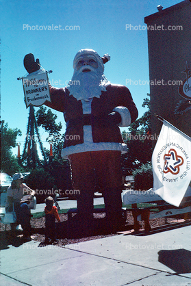 Welcome to Brommer's, giant santa claus, kids