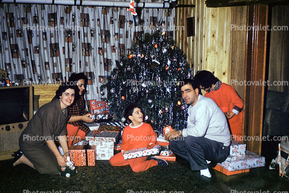 Tree, Presents, Gift, nightwear, Decorations, Ornaments, man, woman, girl, boy, father, mother, son, 1950s, 1940s