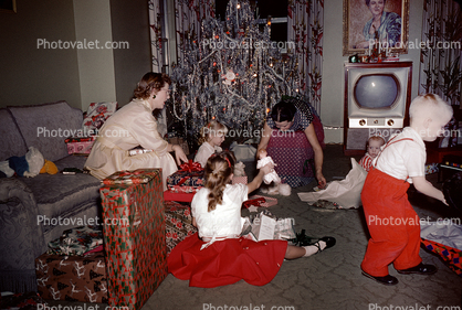 Girls, Boys, television, Mother, siblings, 1950s