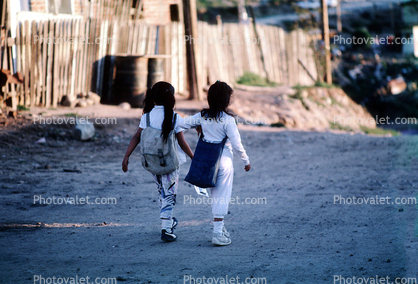 Schoolgirls, walkcing, Colonia Flores Magone