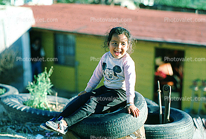 girl, tire, female, smile, laugh, laughing, smiling, happy, tween, Colonia Flores Magone
