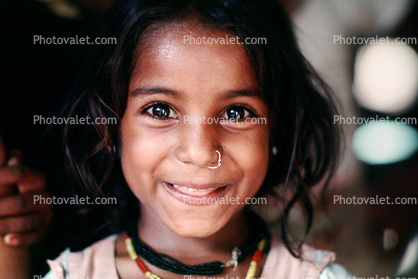 Smiling Girl, nosering