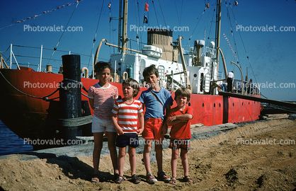 Brothers and Sister, Siblings, Lightship
