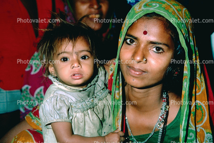 Mother with her girl, in the slums of Mumbai, India