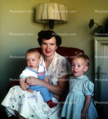 Vonda Roberts with her Children, Eugene Oregon, 1940s