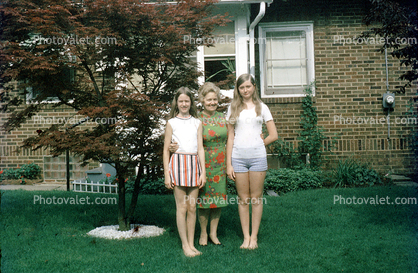 Mother, Daughters, shorts, home, house, 1950s
