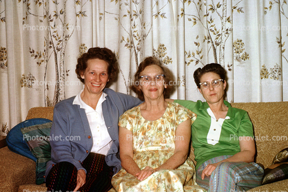 Women, friends, sofa, curtain, 1940s