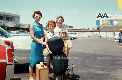 Family on the start of a trip, smiles, cars, 1950s