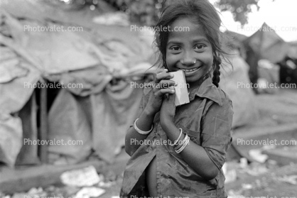 Girl smiles, smiling, shanty town, Dharavi