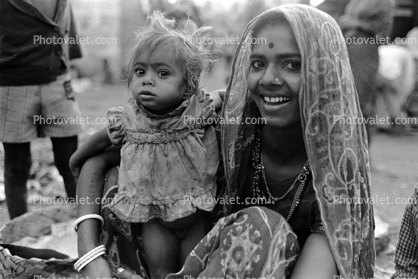 Mother and her Daughter, baby, dress, shanty town, slum, Mumbai, India