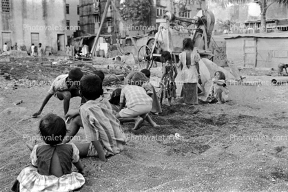 tug-of-warl, slums, shacks, shanty town, Mumbai, India