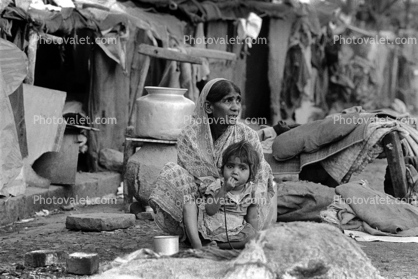 Mother and her daughter, girl, slums, shacks, shanty town, Mumbai, India