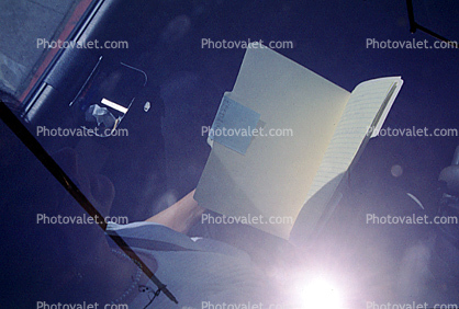 Folder, car windshield, sun reflection