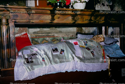 Body of Christ, Bed, blanket, tomb, San Xavier del Bac