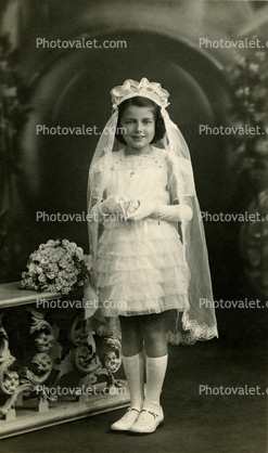 Holy First Communion girl, prayer, 1910s