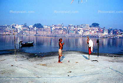 Ganges River, Water, Boat, beach, sand, buildings, skyline, cityscape, Varanasi, Uttar Pradesh