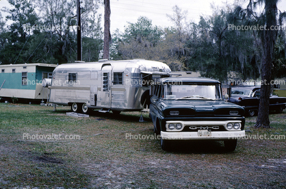 1961 GMC Suburban, Streamline Countess aluminum trailer, Riverlawn Mobile Home & RV Park, Riverview, 1960s