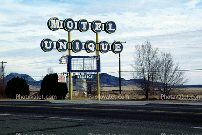 Motel Unique, signage