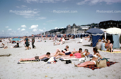suntan, sunburn, sun exposure, summer, hot, heat, Beach, Sand, Trouville, Trouville-sur-Mer, 1967, 1960s