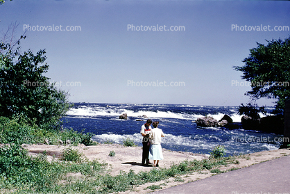 Lovers at Niagara Falls, whitewater, Beach, 1952, 1950s