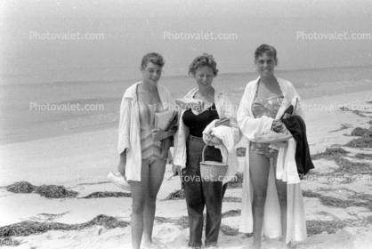 girls, beachwear, swimsuit, aio, bikini, smiles, 1950s