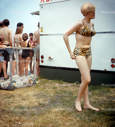 Oak-Street Beach, Lake-Michigan, Chicago, Woman, 1970s, Tiger-skin suit, Redhead