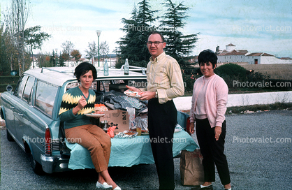 picnic at the back of a car, American Motors Rambler, car, station wagon, 1960s