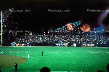 Barry Bonds 700th Home Run, Giants Baseball Stadium, Friday, Sept. 17, 2004
