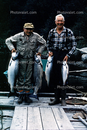 fishermen, man, fish catch, Rouge River, Oregon, 1966, 1960s