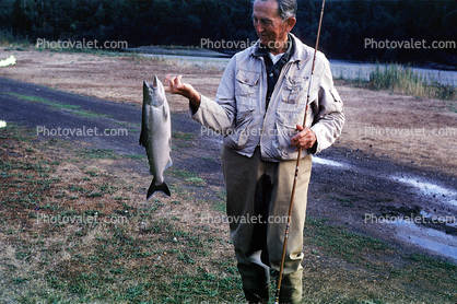 fishermen, man, rod & reel, fish catch, Rouge River, Oregon, 1966, 1960s