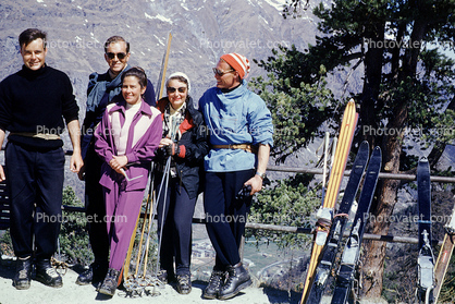 men, women, smiles, skis, boots, Gornergrat, Pennine Alps, 1950s