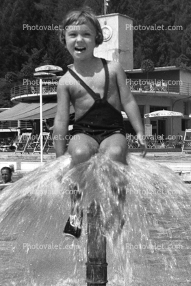 Splashy Girl, 1940s