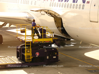 Boeing 767, Honolulu International Airport (HNL), Highlift Pallet Truck, ground personal