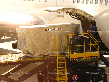 Boeing 767, Honolulu International Airport (HNL), Highlift Pallet Truck, ground personal, air cargo pallet, air cargo pallet