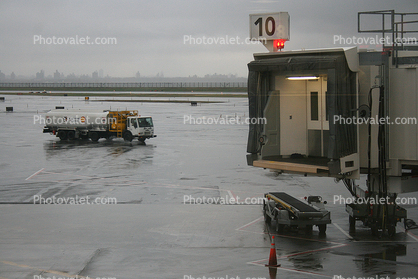 Jetway, Rainy, LaGuardia Airport (LGA), rain, inclement weather, precipitation, Airbridge