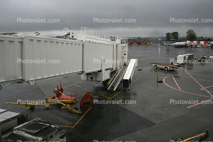 Jetway, Rainy, LaGuardia Airport (LGA), Airbridge