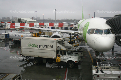 Boeing 757, Song Airline DAL, LaGuardia Airport (LGA), Shell refueling truck, Gategourmet, scissor truck, food, highlift, rain, rainy, inclement weather, precipitation
