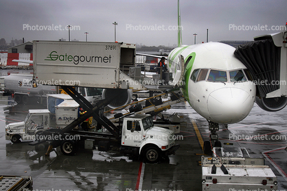 LaGuardia Airport (LGA), Boeing 757, Shell refueling truck, Gategourmet, scissor truck, food, highlift, rain, rainy, inclement weather, precipitation