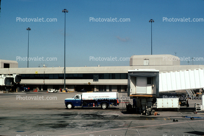 Fueling Truck, jetway, terminal building, (SFO), tanker, fuel, Airbridge