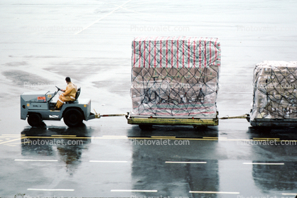 San Francisco International Airport (SFO), ground personal, carts, baggage tractor, boxes, box