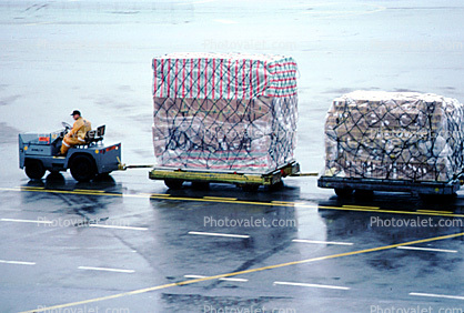 San Francisco International Airport (SFO), ground personal, carts, baggage tractor, boxes, box