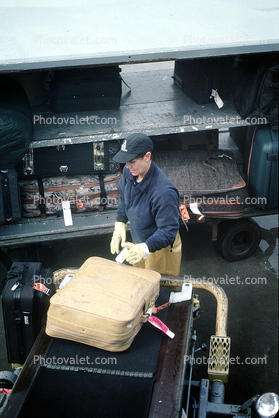 San Francisco International Airport (SFO), ground personal, Belt Loader, baggage cart
