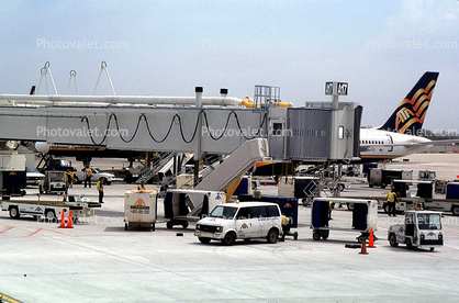 Jetway, American Trans Air, Ground Equipment, Airbridge