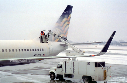 N333TZ, De-icing, Boeing 737-83N, Bucket Crane, Ground Equipment, Truck, manlift, American Trans Air, CFM56