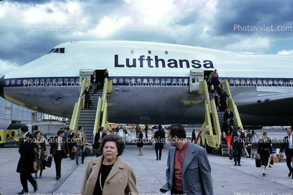 D-ABYC, Disembarking Passengers, Boeing 747-130, Lufthansa, Stair Truck, Ground Equipment, 747-100 series, October 1970, 1970s, JT9D-7A, JT9D