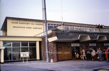 Shannon Free Airport, Saor-Aerfort Na Sionna, Passengers, Ireland, October 1970, 1970s
