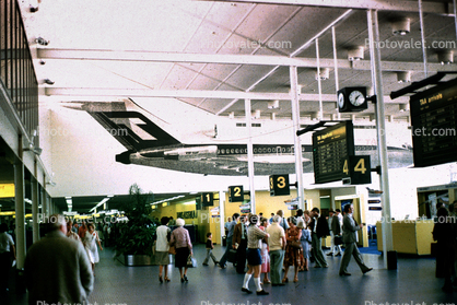 VH-TJF, Boeing 727, Gates, Terminal, clocks, passengers, June 1981, 1980s