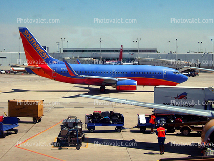 N795SW, Boeing 737-7H4, Southwest Airlines SWA, Baggage Carts